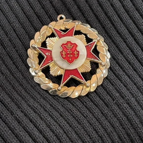 😍 VINTAGE COAT OF ARMS PENDANT Red Enamel, mother of pearl w gold finish
